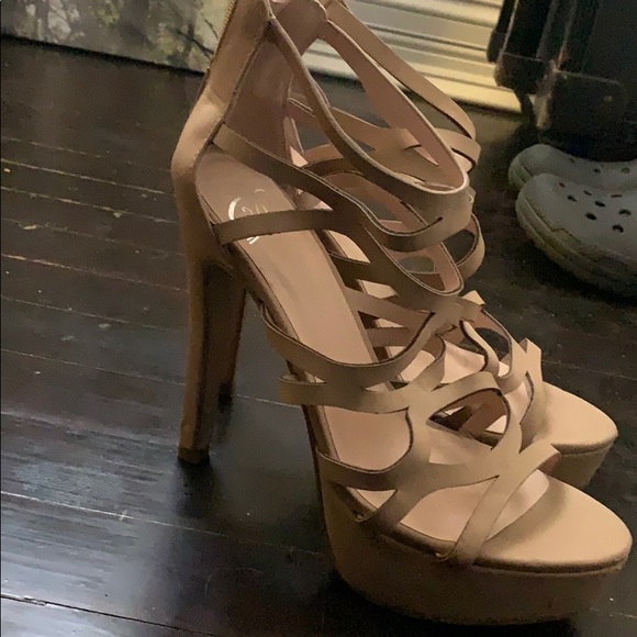 Women’s tan heels - Picture 3 of 4